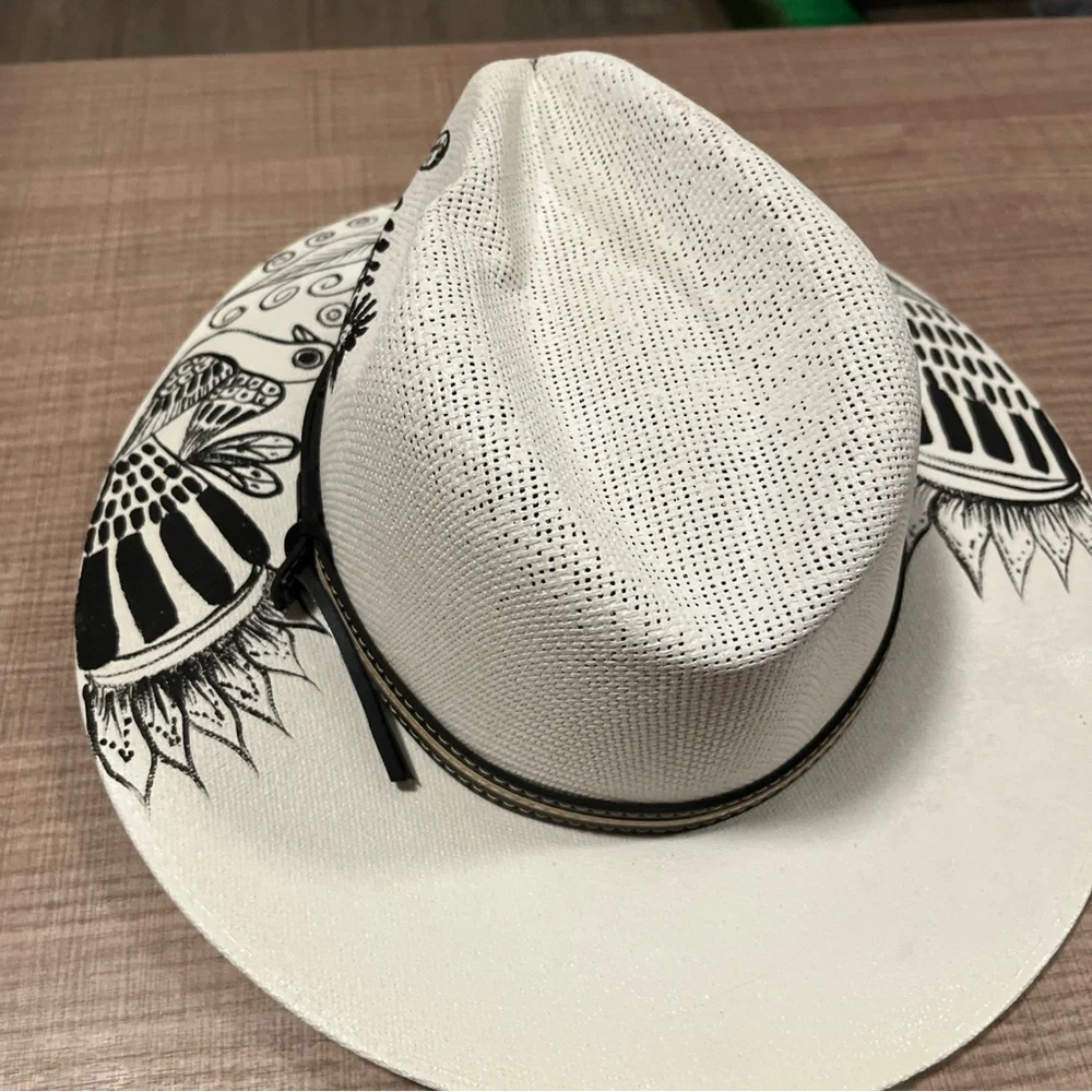 Elegant Black and White Hat - Picture 2 of 4